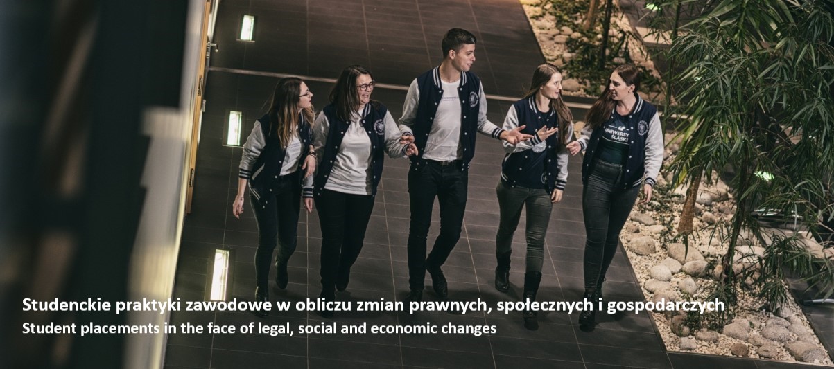 kolorowe zdjęcie: piątka studentów idzie korytarzem w budynku Wydziału Humanistycznego w Sosnowcu i rozmawia ze sobą. W lewym dolnym rogu zdjęcia widać napis: Studenckie praktyki zawodowe w obliczu zmian prawnych, społecznych i gospodarczych. Student placements in the face of legal, social and economic changes